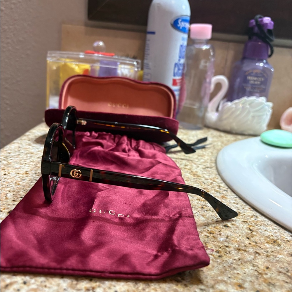 Gucci Black Oversized Sunglasses - Picture 2 of 5